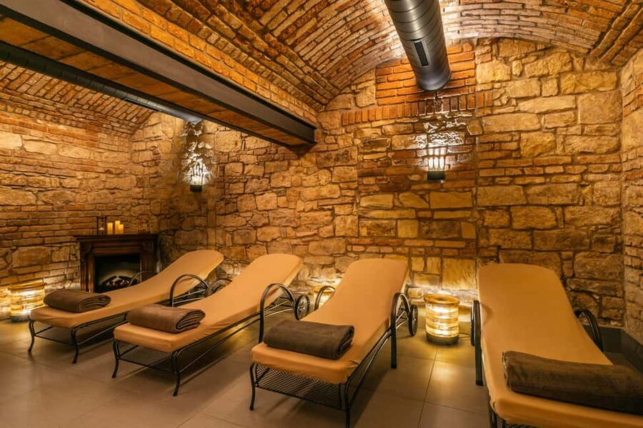 Prague: Lázně Pramen. Wine, Beer bath and Wellness SPA - Beer bath: yeast, hops, warm water, and unlimited beer
