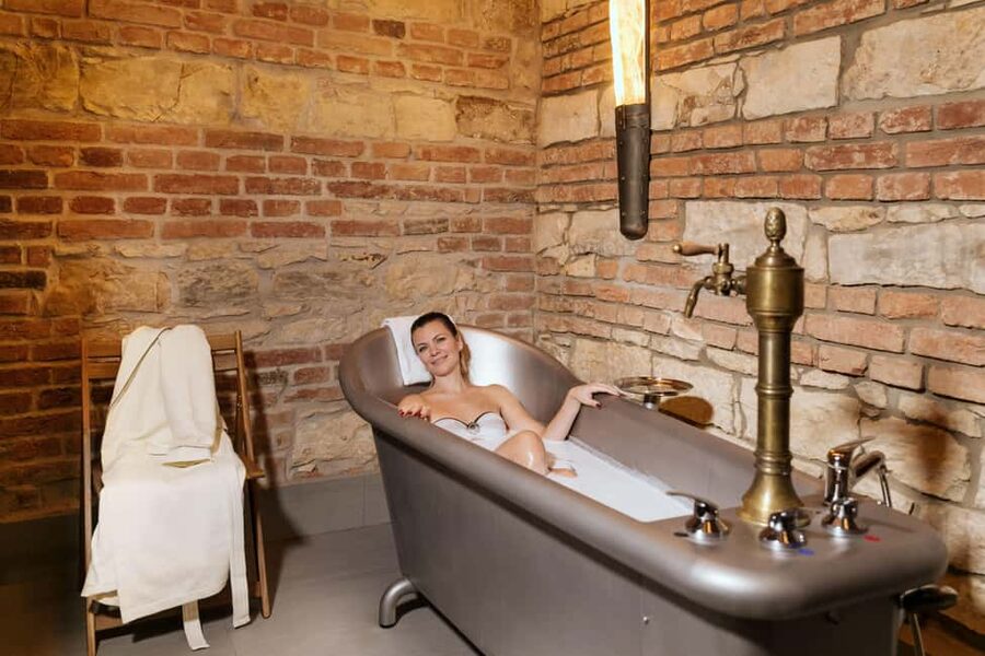 Prague: Lázně Pramen. Wine, Beer bath and Wellness SPA - The lounge after your soak: warm blanket, tea, and snacks
