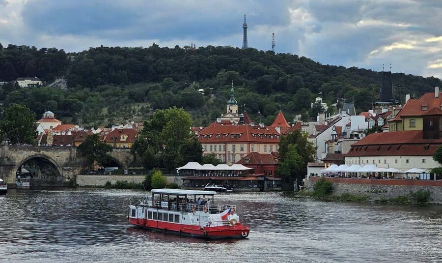 Prague: Lunch Cruise on the Vltava with 3-Course Menu - Why a 2-hour Vltava lunch cruise feels like real Prague time