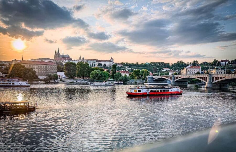 Prague: Lunch Cruise on the Vltava with 3-Course Menu - Getting to the boat at Nástupiště 18, U Štefánikova mostu