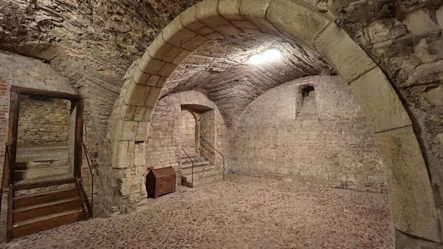 Prague: Medieval Underground Guided Tour - Meeting Point at Old Town Hall, Then Straight Into the Underground