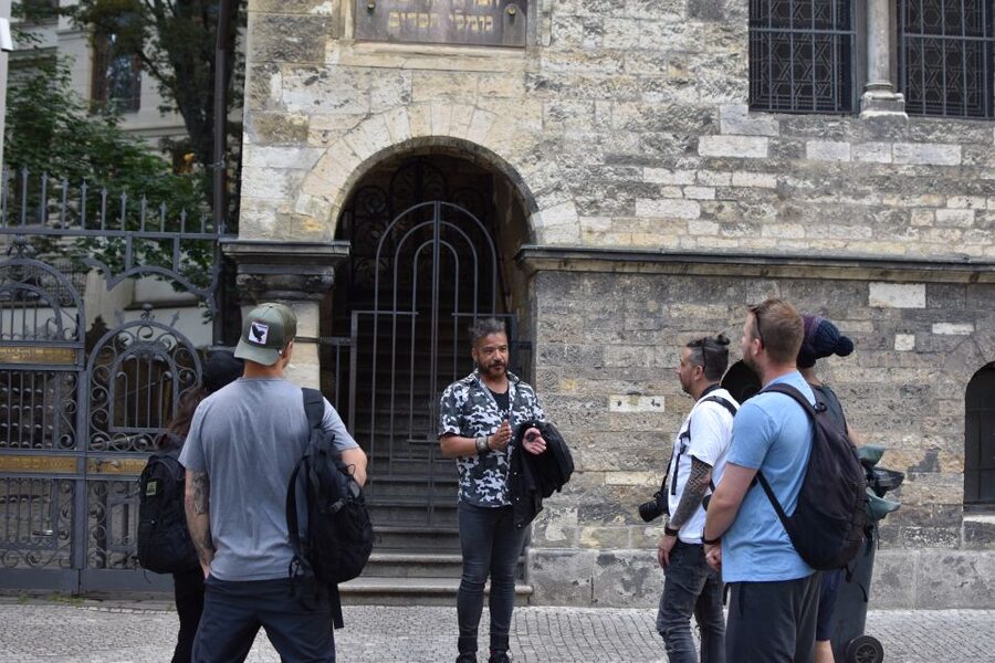 Prague: Old Town, Prague Castle & River Cruise Day Tour - The Astronomical Clock stop and the quick on-foot reset