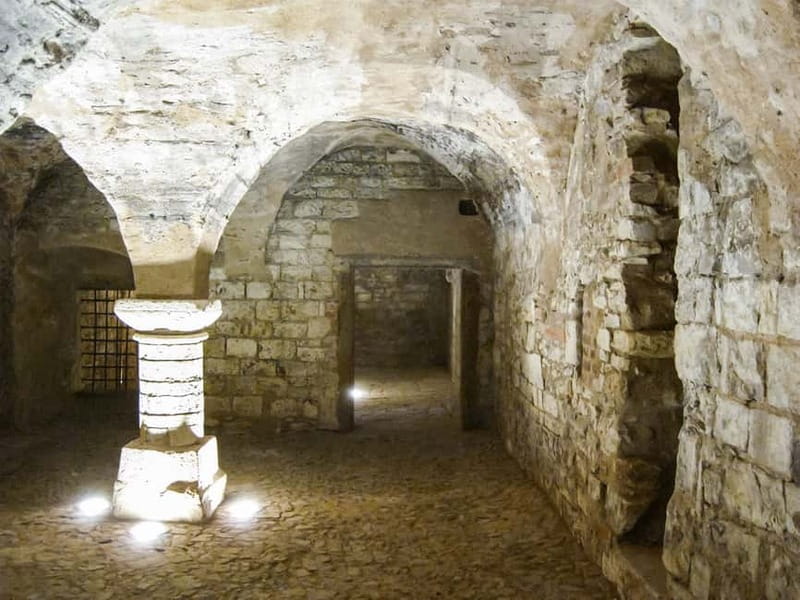 Prague: Oldtown, Medieval Underground & Dungeon History Tour - Key things to know before you go