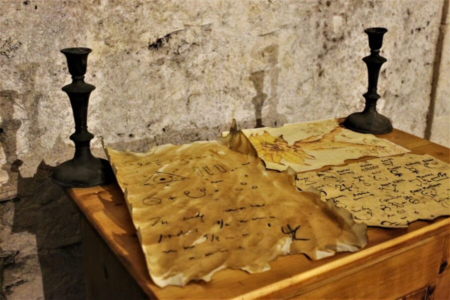 Prague: Oldtown, Medieval Underground & Dungeon History Tour - Who should book, and who should skip