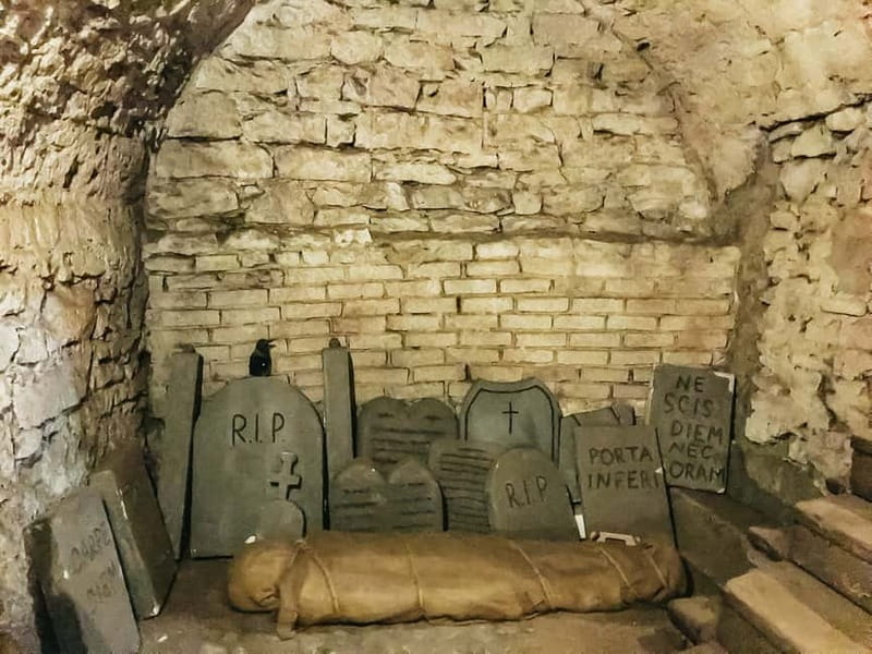 Prague: Oldtown, Medieval Underground & Dungeon History Tour - The dungeon experience: torture instruments and Hangman Jan Mydlář