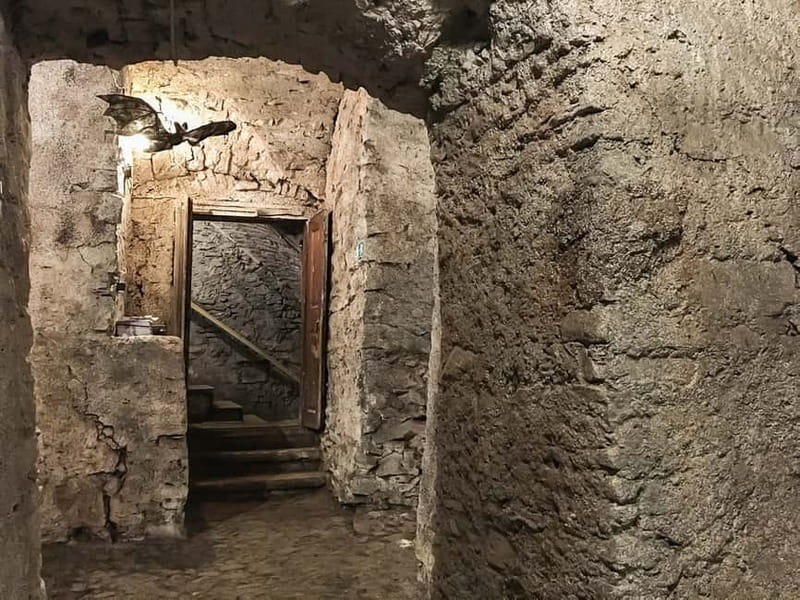 Prague: Oldtown, Medieval Underground & Dungeon History Tour - Meeting point at Male Namesti, and the best way to arrive on time