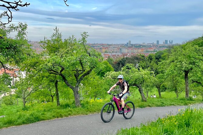 Prague on E-Bike: Explore Greater Downtown Parks & Epic Views - Park Santoška: a scenic Prague pause that feels off the main track