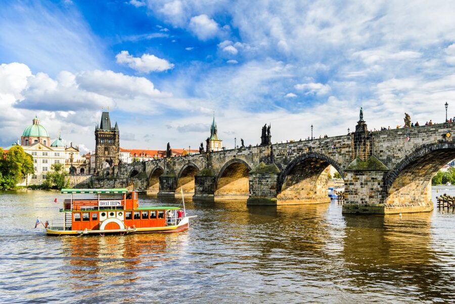 Prague: Prague Castle and Little Quarter Guided Walking Tour - St. Vitus, royal spaces, and Golden Lane on one guided thread