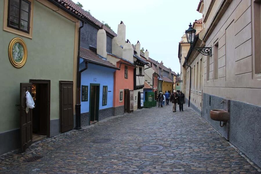 Prague: Prague Castle Walking Tour with Golden Lane in German - Golden Lane Timing at Free Entry Hours: How to Use Your Last Stop