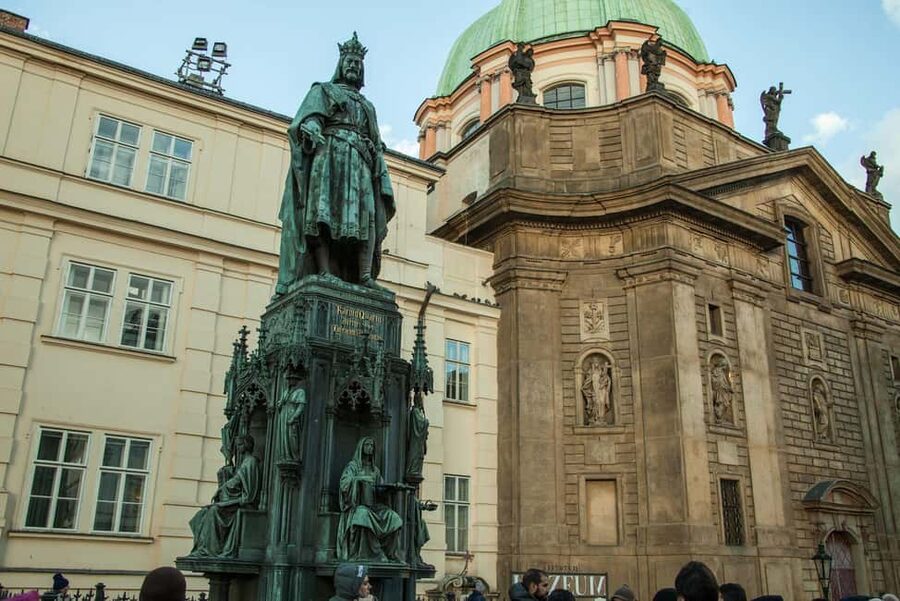 Prague: Prague Castle Walking Tour with Golden Lane in German - Over the Charles Bridge and Toward Malá Strana: What You Gain by Going Guided