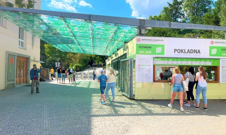Prague: Prague Zoo Audio Guide with E-Ticket - What the audio guide teaches you as you move pavilion to pavilion