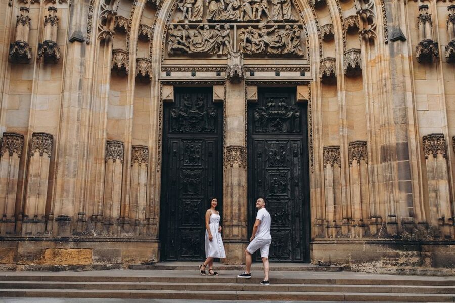 Prague: Professional Photoshoot at Prague Castle - The 15 to 45 Minute Flow: From Tavern to Castle Photo Stop and Back