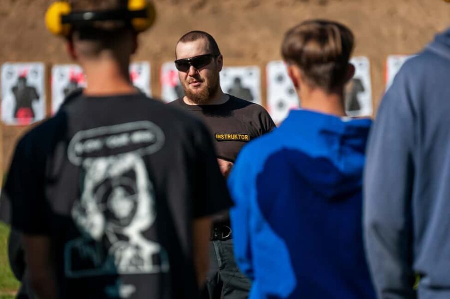 Prague: Shooting Experience with 3 to 10 Guns & Bus Transfer - Choosing Guns: Pistols, Machine Guns, and Assault Rifles