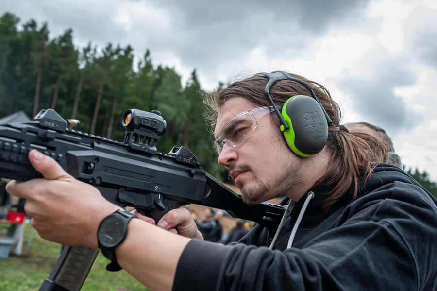 Prague: Shooting Experience with 3 to 10 Guns & Bus Transfer - The 2-Hour Guided Lesson Pace and What to Expect on the Line