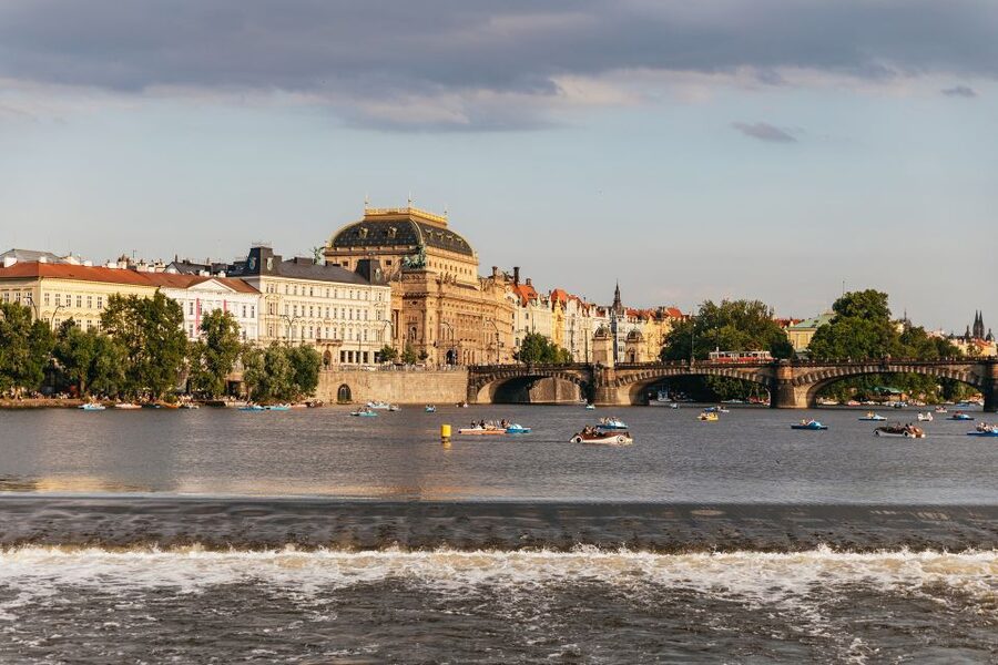 Prague: Sightseeing Dinner Cruise on Open-Top Glass Boat - Photo strategy: best vantage points, glare fixes, and when to go outside