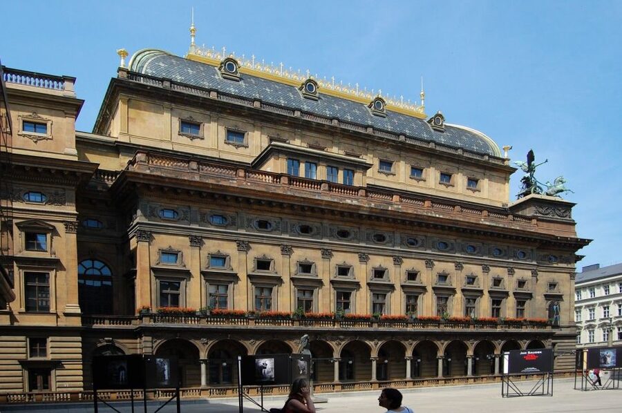 Prague Sightseeing Tour with Lunch - Old Town, Jewish Quarter, and Lesser Town: three districts, one guided flow