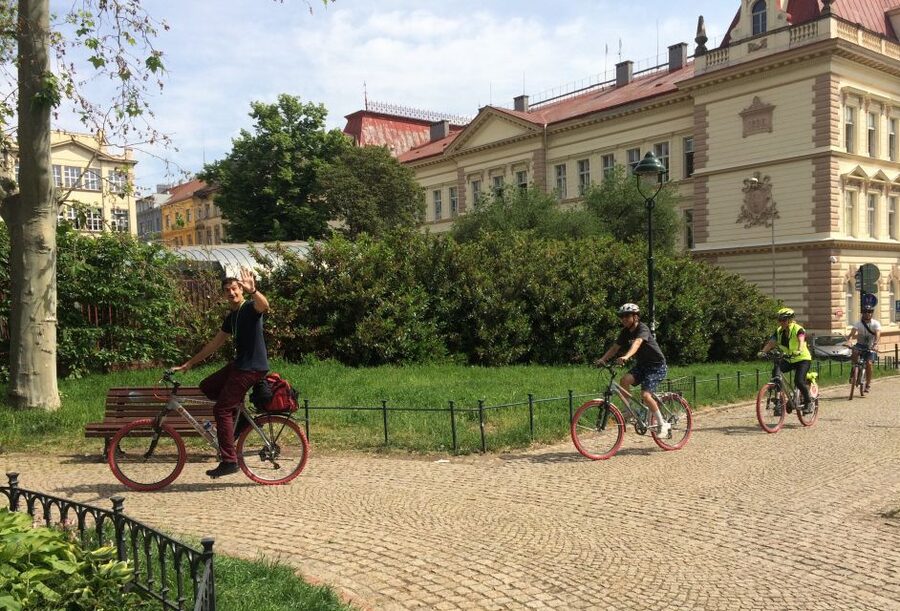 Prague: Stunning Viewpoints, Castle, City & Park E-Bike Tour - Why an e-bike makes sense in Prague (and where it can feel tricky)
