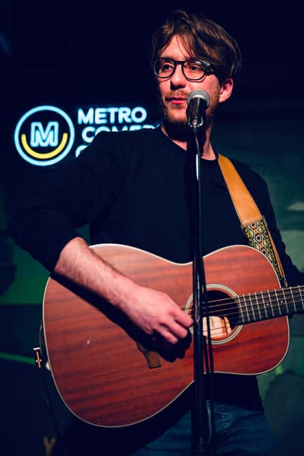 Prague: Sunday Live Music & Stand-Up Comedy Night in English - The evening flow: doors at 6:30, show at 7:00, then lounge time