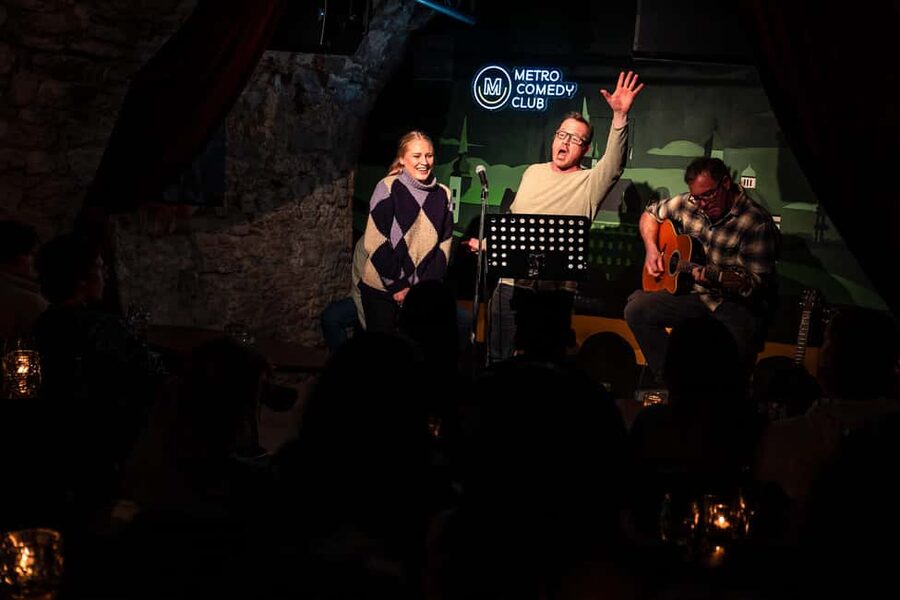Prague: Sunday Live Music & Stand-Up Comedy Night in English - Where the night happens: finding Metro Comedy Club in Malá Strana