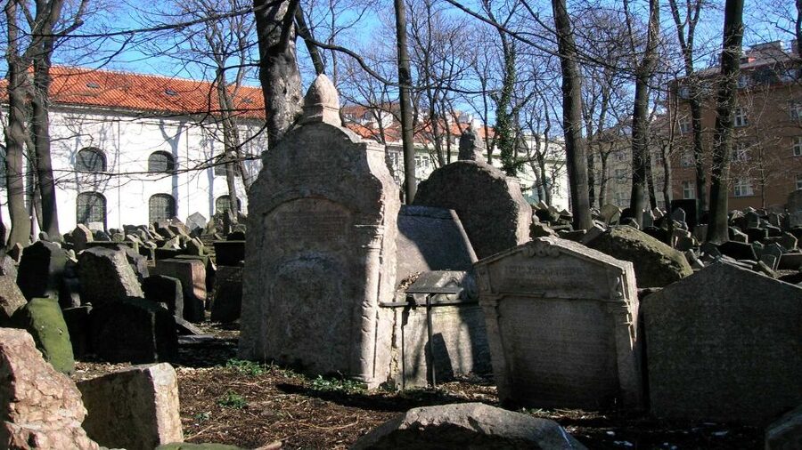 Prague: Synagogues and Jewish Quarter Private Walking Tour - What the best guides do: from Hana’s pacing to Kathy’s focus