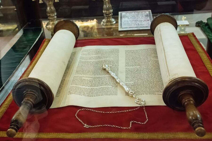 Prague Synagogues and Jewish Quarter Private Walking Tour - Meeting on foot, then stepping into Josefov in a compact route