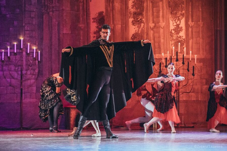 Prague: The Best of Swan Lake Ballet Tickets - Divadlo Broadway: the theatre style you’re walking into