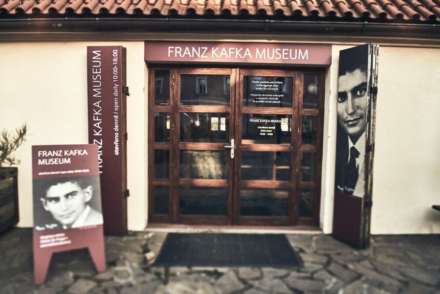 Prague: Tickets for the Franz Kafka Museum - The meeting point moment: find the yellow umbrella