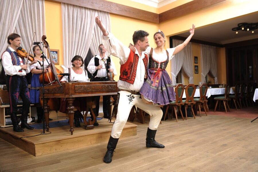 Prague: Traditional Folklore Evening with Dinner & Music - Key things to know before you go