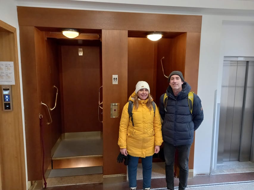 Prague : Visite insolite avec un guide journaliste français - Municipal House and Powder Tower: big faces, useful viewpoint energy