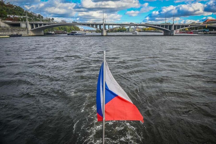 Prague: Vltava River Cruise in Jazz Style and Commentary - Timing and the “right moment” for photos