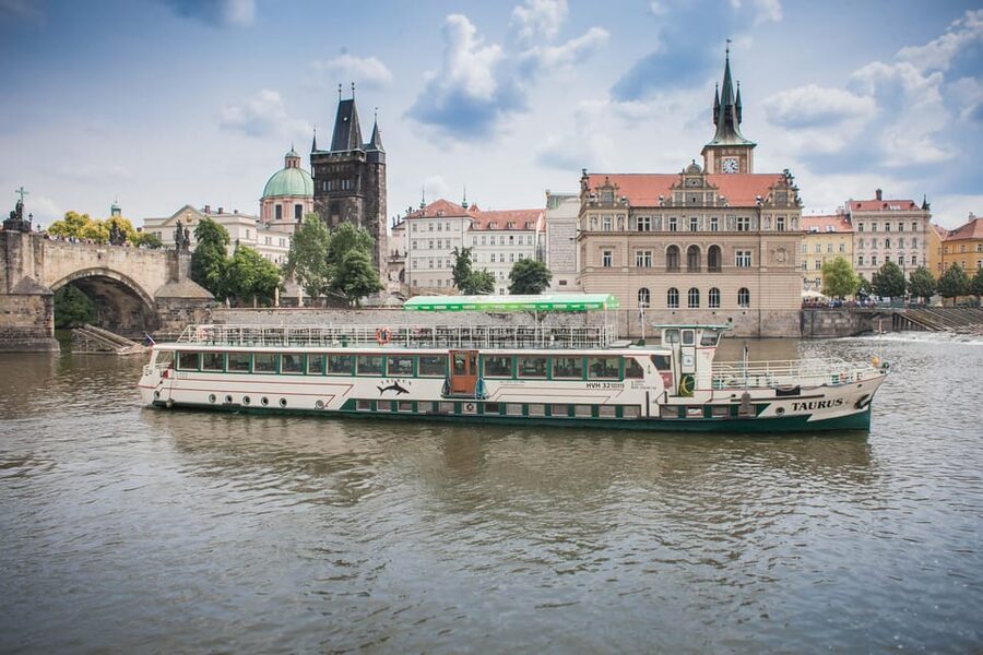 Prague: Vltava River Evening Dinner Cruise - Buffet dinner: what you’re really paying for