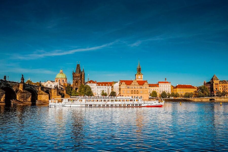 Prague: Vltava River Night Cruise with Buffet - Who this cruise is best for