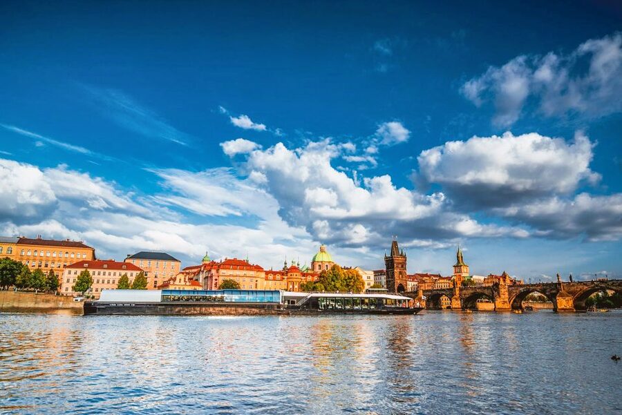 Prague: Vltava River Night Cruise with Buffet - Drinks and pricing: where to spend and where to save