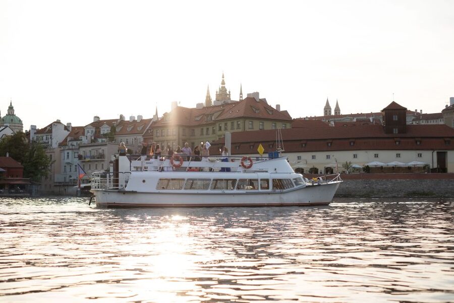 Prague: Vltava River Private Boat Party with Drinks - Key things to know before you book