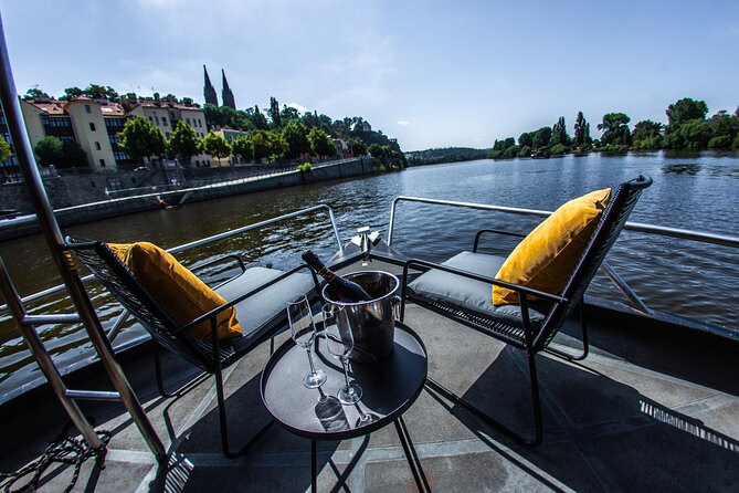 Prague YachtBoat CLASSIC cruise with Unlimited Beer or Prosecco - Žluté lázně’s long 2-hour segment: why it’s the calm center of the trip