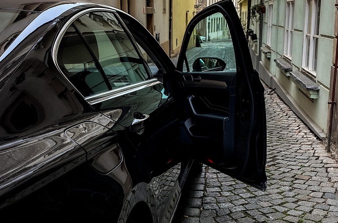 Private ARRIVAL Transfer by LIMOUSINE 3+1pax - Delays and the 24/7 Dispatch Support You Might Actually Need
