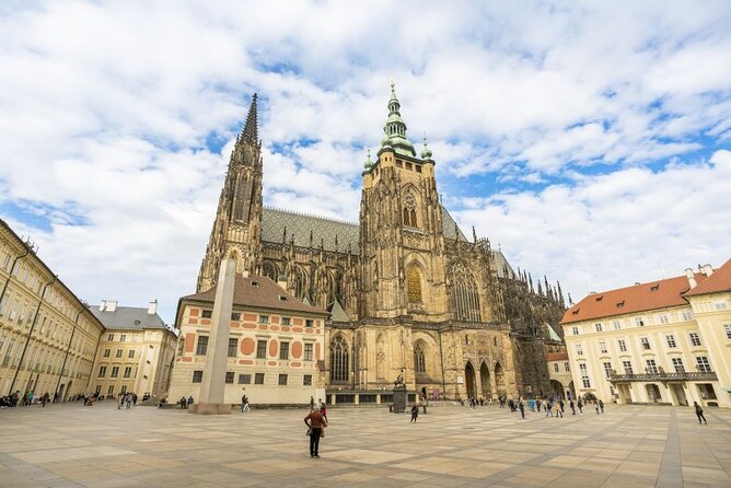 Skip the line: Prague Castle Interiors Tour with Local Guide - Getting to the Start in Malá Strana (and Not Losing the Group)
