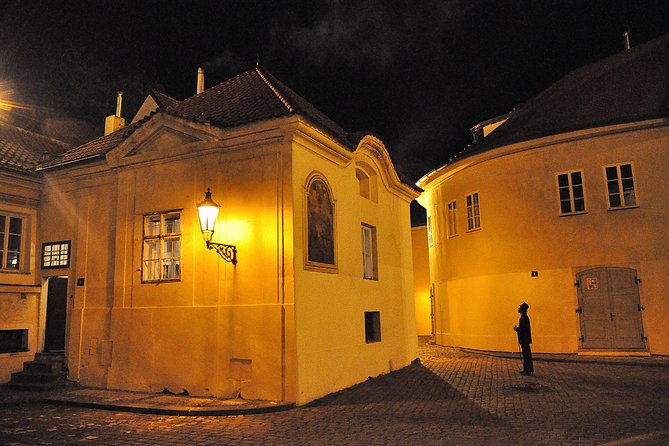 Telltale Ghost Tour - The Týn church at night, a photo moment with a purpose