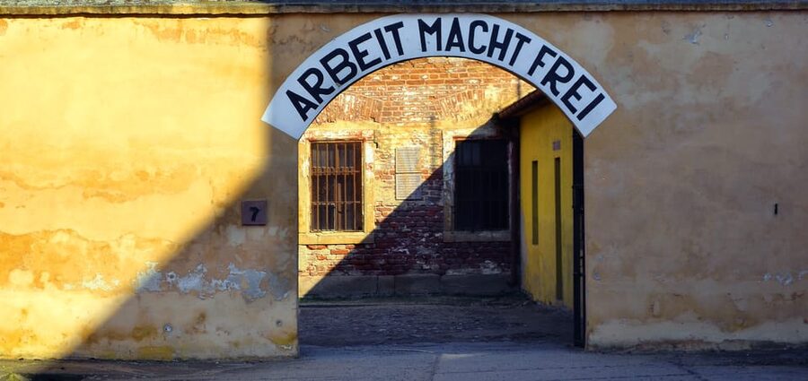 Terezin: Guided Tour of the Concentration Camp and Museum - Getting there from Náměstí Republiky: the coach ride and your best strategy