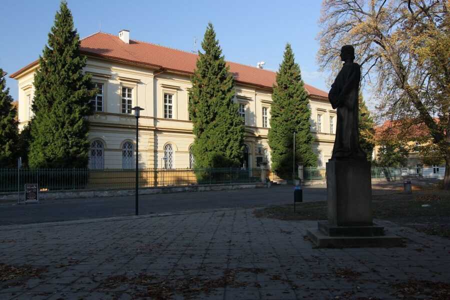 Terezin Memorial: Entry Ticket Combo w. Guided Walking Tour - Walking to the ghetto sites: 15 minutes that changes the mood