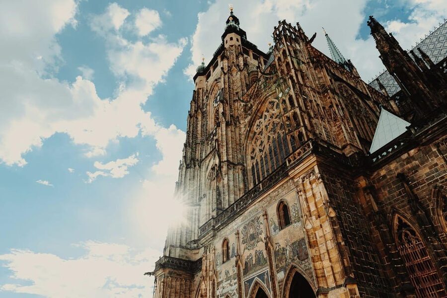Tour of Prague Castle in italian language ticket included - Where the tour starts at the Kohl Fountain, and how to get oriented fast