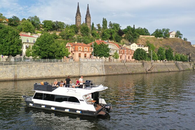 VIP Prague YachtBoat ONE Experience: All-You-Can-Drink - The grill and food reality check: gas grill onboard, and what to plan for