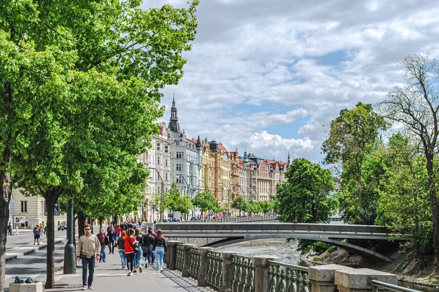 Walking tour of Prague in French : Nové Město - Starting at Jindřišská věž, and how to get there fast by tram