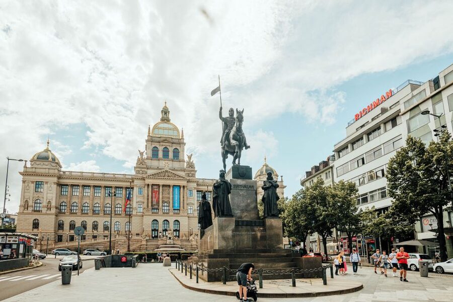Walking tour of Prague in French : Nové Město - The modern Prague layer: Prague Spring and the House Who Dances