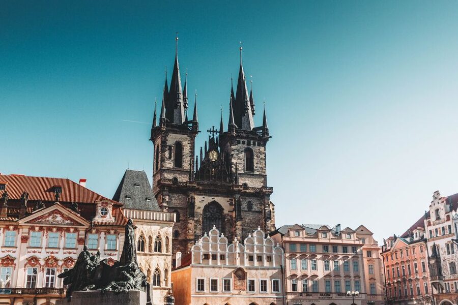 Walking tour of Prague in french: Old Town & Charles Bridge - Old Town Square: the Hus versus Marian Column explanation you won’t get from a map