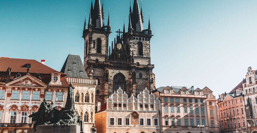Walking tour of Prague in french: Old Town & Charles Bridge - Charles Bridge: the best viewpoint moment, plus a few history reminders