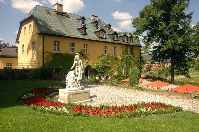 Wroclaw: Giant Mountains & Valley of Palaces Day Tour - Staniszów’s baroque palace stop and the Echt Stonsdorfer taste test